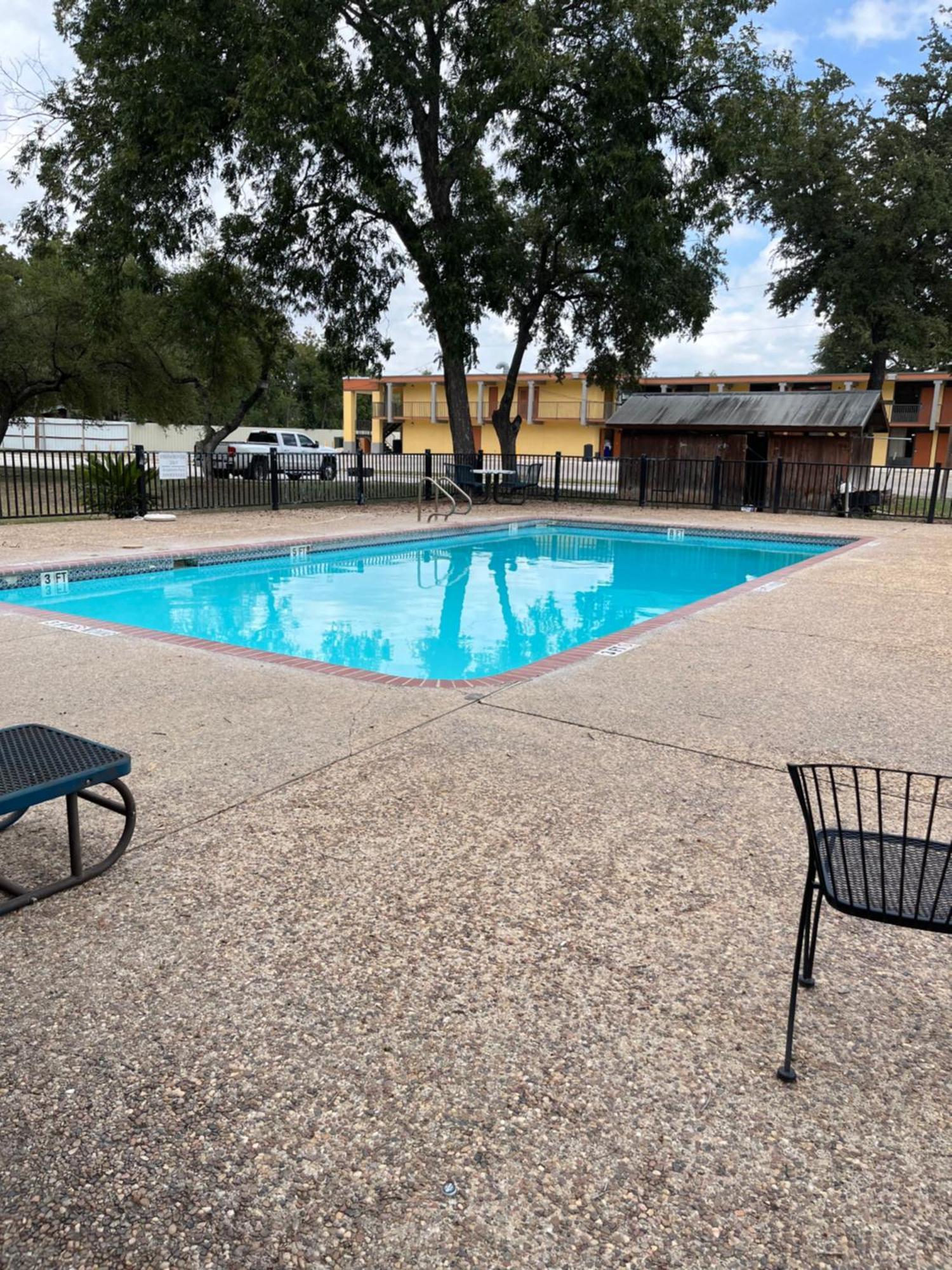 Hotel Isabella Uvalde Exterior photo